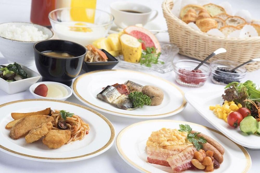 Hotel Granvia Wakayama Buitenkant foto A selection of inflight meals