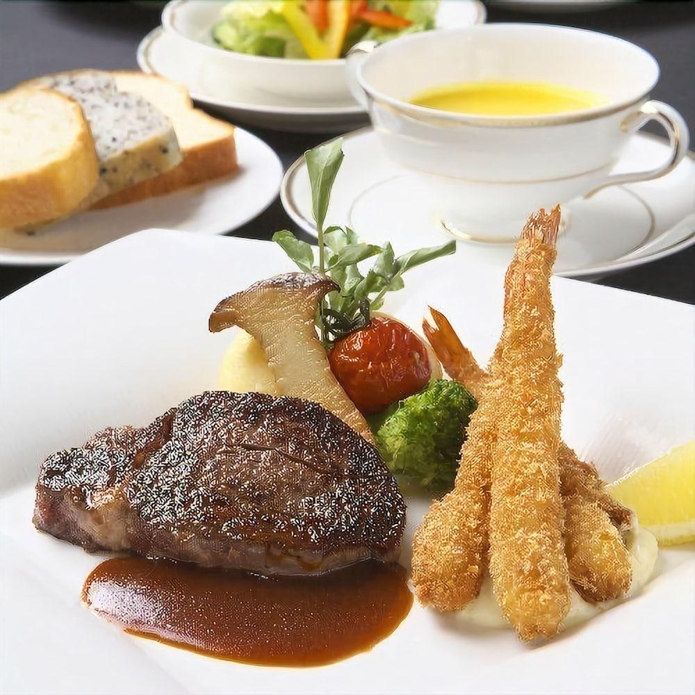 Hotel Granvia Wakayama Buitenkant foto A steak and chips meal