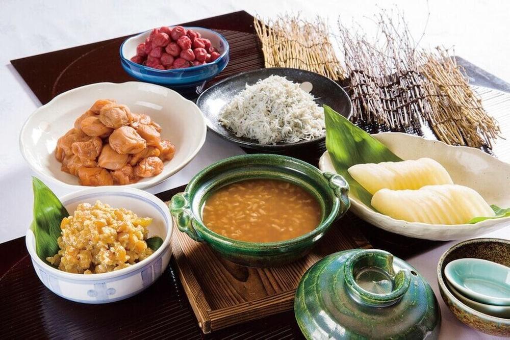 Hotel Granvia Wakayama Buitenkant foto A selection of dishes from the restaurant