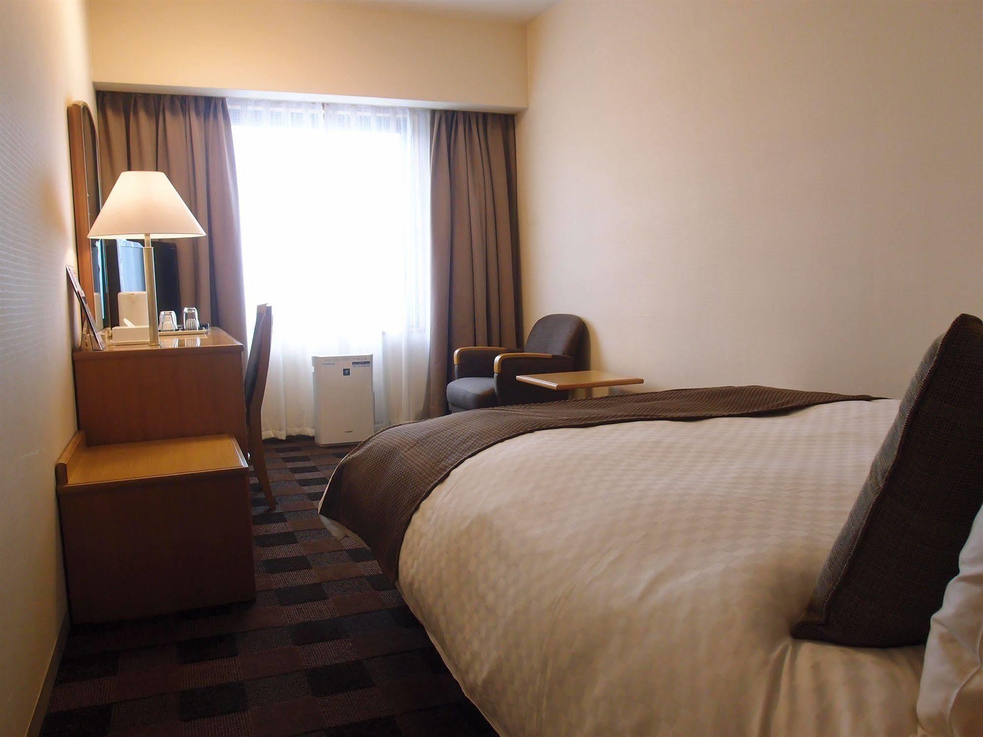Hotel Granvia Wakayama Buitenkant foto A room at the hotel
