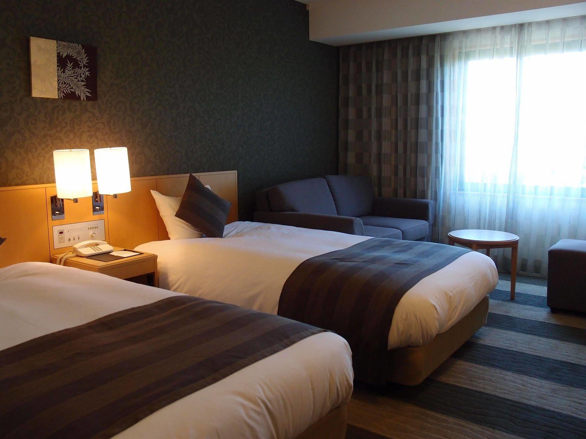 Hotel Granvia Wakayama Buitenkant foto A room at the hotel