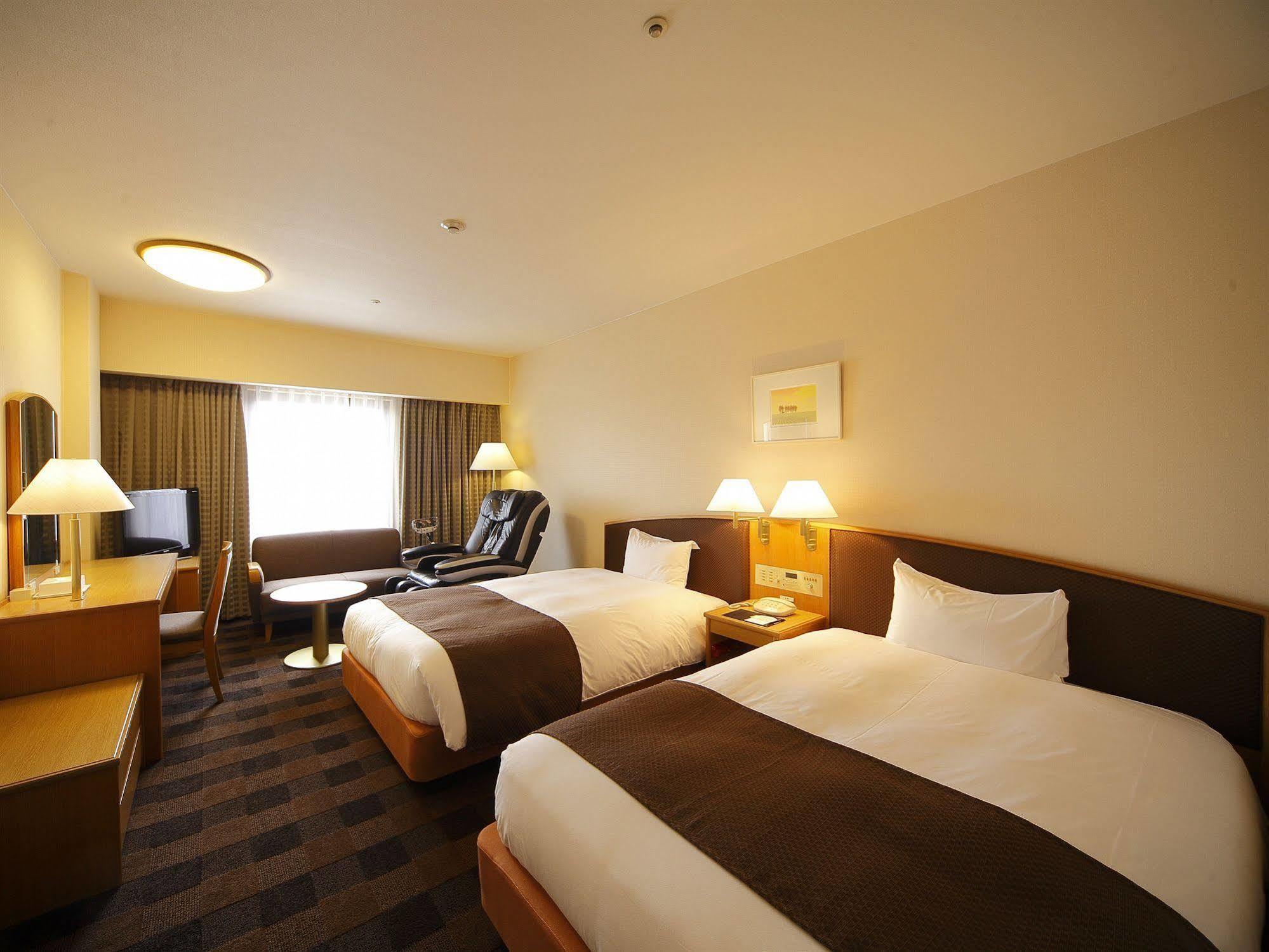 Hotel Granvia Wakayama Buitenkant foto A typical room at the hotel